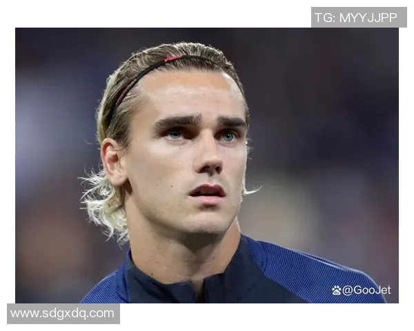 中分发型足球球星的绿茵传奇与魅力展现球场与时尚双重风采