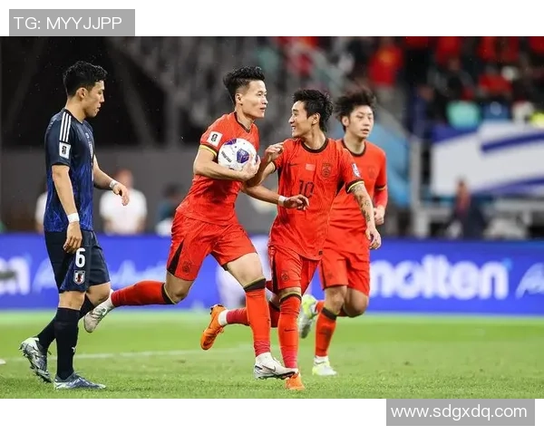 没有明星球员也能精彩纷呈的足球世界，展现团队力量与拼搏精神