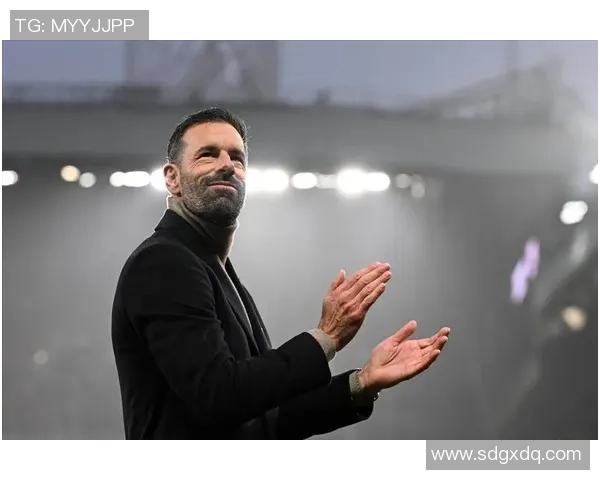 足球明星与球队主帅风采全解析 聚焦场上场外的领导魅力 足球明星与球队主帅风采全解析 聚焦场上场外的领导魅力