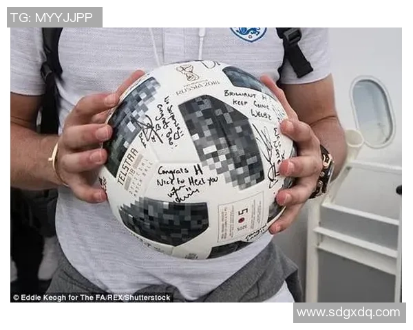 足球明星签名纪念球珍藏版解析球迷热衷收藏的独特魅力与价值