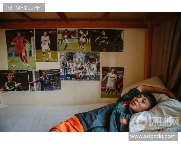 足球球星低调日常：幕后英雄与赛场外的真实生活瞬间